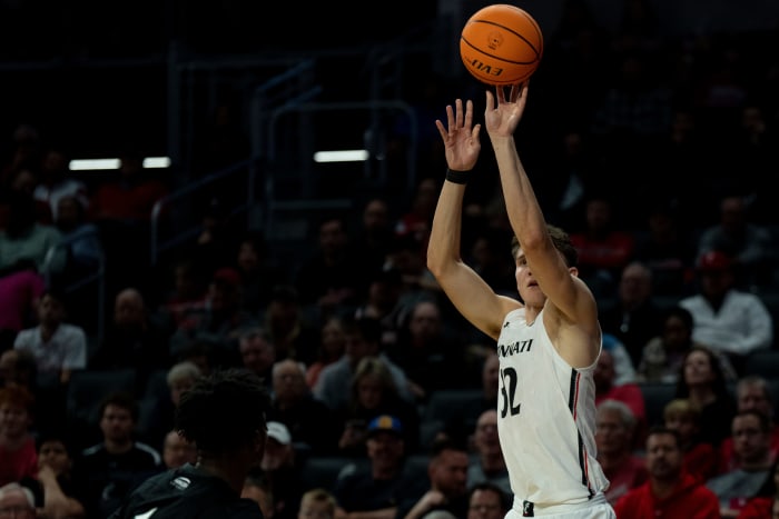 Cincinnati Bearcats forward Jarrett Hensley (32) hits a 3-pointer over Cleveland State Vikings guard Tae Williams (1) in the first half of the men s NCAA basketball game between the Cincinnati Bearcats and the Cleveland State Vikings at Fifth Third Arena in Cincinnati on Thursday, Nov. 10, 2022. Cleveland State Vikings At Cincinnati Bearcats